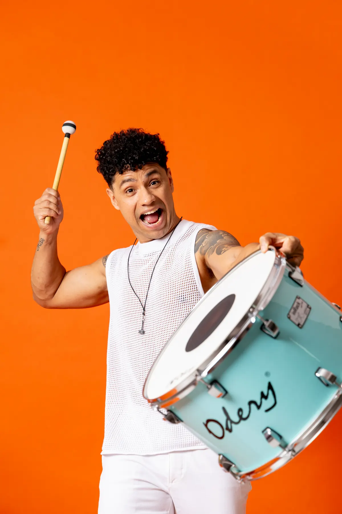 Diego Oliveira tocando zabumba, capa do álbum Toma, Distraído!